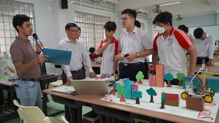 Học sinh tranh tài điều khiển thiết bị bay không người lái- Ảnh 3. Học sinh tranh tài điều khiển thiết bị bay không người lái- Ảnh 3.