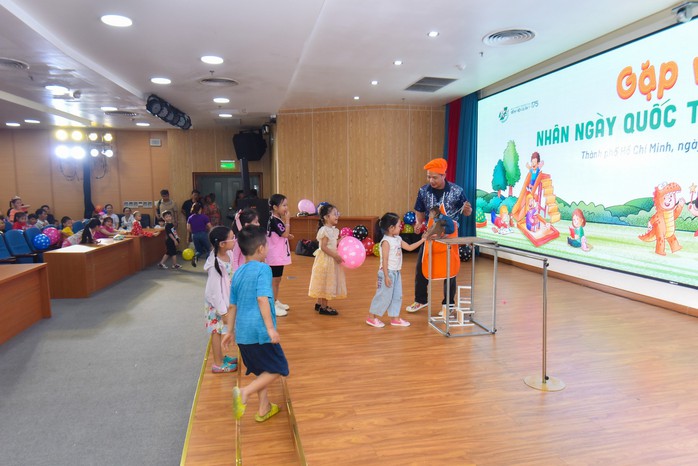 TP HCM: Các bệnh viện tặng hàng trăm phần quà cho bệnh nhi nhân Tết thiếu nhi - Ảnh 4. TP HCM: Các bệnh viện tặng hàng trăm phần quà cho bệnh nhi nhân Tết thiếu nhi - Ảnh 4.