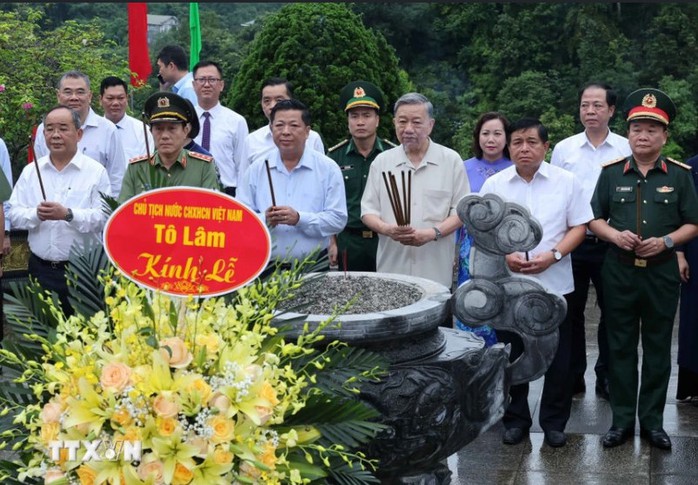Chủ tịch nước Tô Lâm thăm và dâng hương tại Khu di tích quốc gia đặc biệt Pác Bó- Ảnh 1. Chủ tịch nước Tô Lâm thăm và dâng hương tại Khu di tích quốc gia đặc biệt Pác Bó- Ảnh 1.