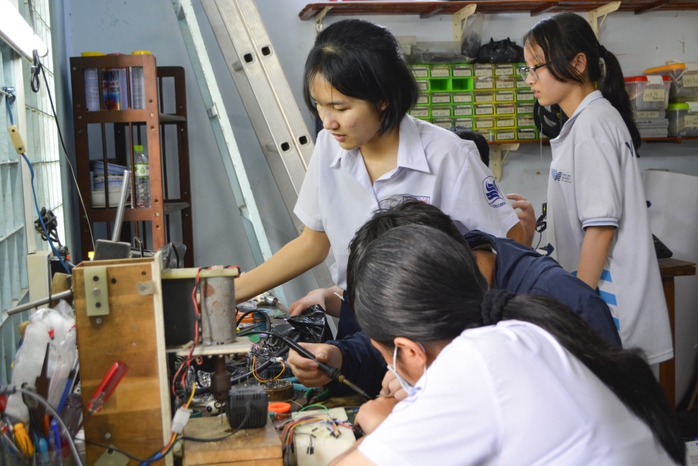 Học sinh học thiết kế mạch điện, lập trình miễn phí tại trường đại học- Ảnh 1. Học sinh học thiết kế mạch điện, lập trình miễn phí tại trường đại học- Ảnh 1.