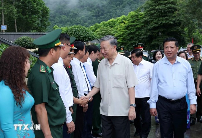 Chủ tịch nước Tô Lâm thăm và dâng hương tại Khu di tích quốc gia đặc biệt Pác Bó- Ảnh 6. Chủ tịch nước Tô Lâm thăm và dâng hương tại Khu di tích quốc gia đặc biệt Pác Bó- Ảnh 6.