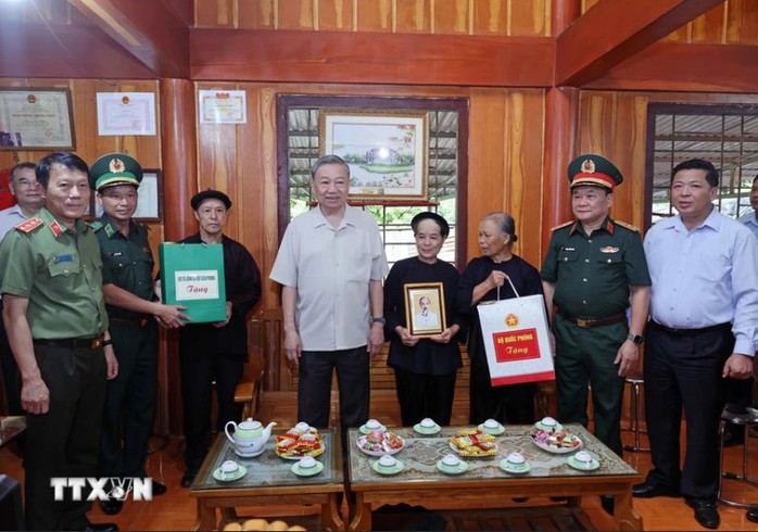 Chủ tịch nước Tô Lâm thăm và dâng hương tại Khu di tích quốc gia đặc biệt Pác Bó- Ảnh 9. Chủ tịch nước Tô Lâm thăm và dâng hương tại Khu di tích quốc gia đặc biệt Pác Bó- Ảnh 9.
