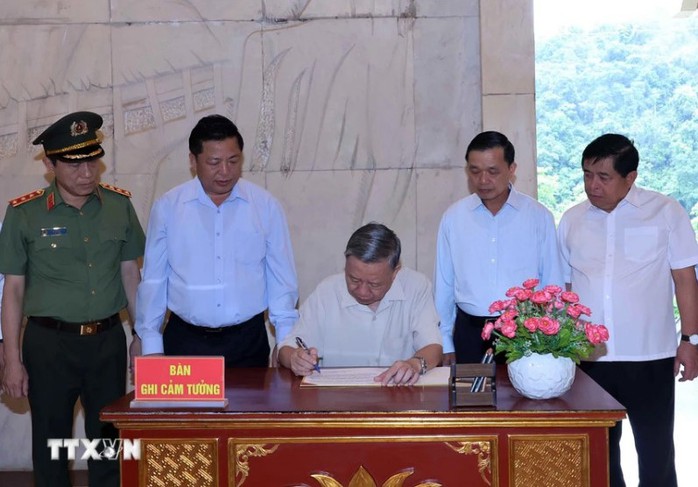 Chủ tịch nước Tô Lâm thăm và dâng hương tại Khu di tích quốc gia đặc biệt Pác Bó- Ảnh 5. Chủ tịch nước Tô Lâm thăm và dâng hương tại Khu di tích quốc gia đặc biệt Pác Bó- Ảnh 5.