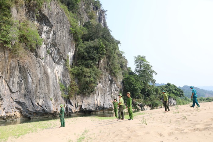 Thông tin đáng chú ý vụ hổ lớn xuất hiện trong rừng Quảng Bình- Ảnh 2. Thông tin đáng chú ý vụ hổ lớn xuất hiện trong rừng Quảng Bình- Ảnh 2.