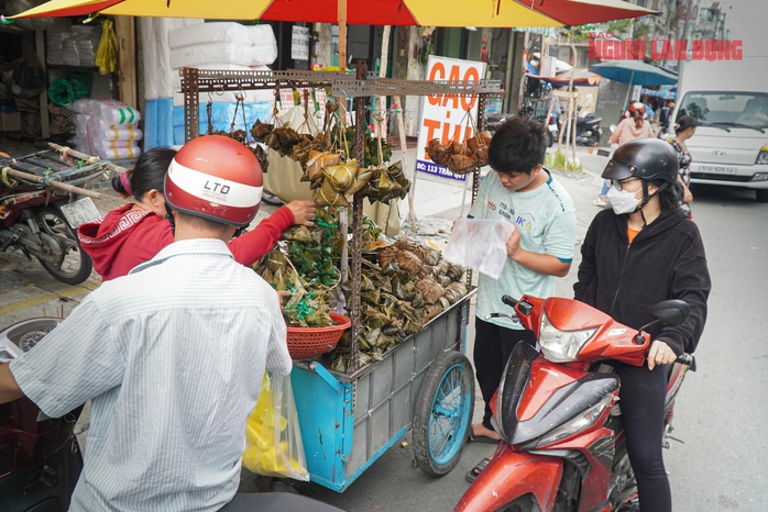 Chen chúc mua trái cây, bánh ú, thịt quay... cúng Tết Đoan Ngọ- Ảnh 6. Chen chúc mua trái cây, bánh ú, thịt quay... cúng Tết Đoan Ngọ- Ảnh 6.