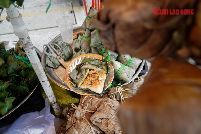 Chen chúc mua trái cây, bánh ú, thịt quay... cúng Tết Đoan Ngọ- Ảnh 11. Chen chúc mua trái cây, bánh ú, thịt quay... cúng Tết Đoan Ngọ- Ảnh 11.
