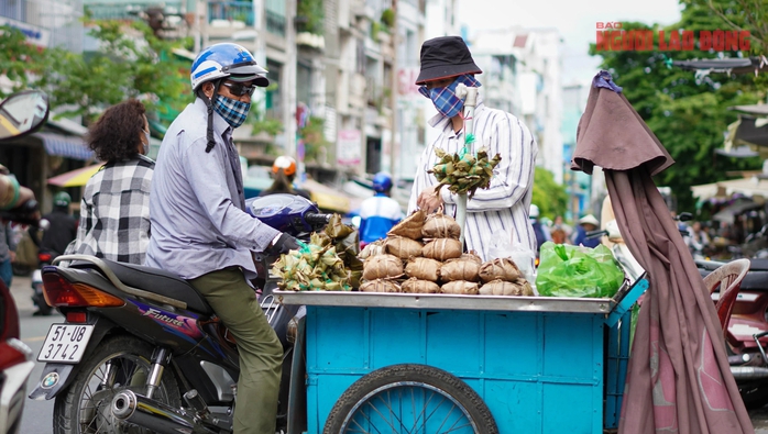 Chen chúc mua trái cây, bánh ú, thịt quay... cúng Tết Đoan Ngọ- Ảnh 13. Chen chúc mua trái cây, bánh ú, thịt quay... cúng Tết Đoan Ngọ- Ảnh 13.