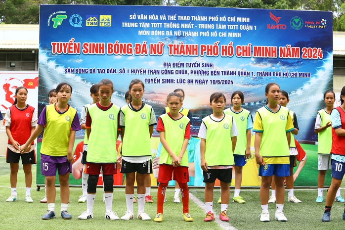 Một cặp song sinh trúng tuyển ở buổi tuyển chọn CLB nữ TP HCM- Ảnh 1. Một cặp song sinh trúng tuyển ở buổi tuyển chọn CLB nữ TP HCM- Ảnh 1.