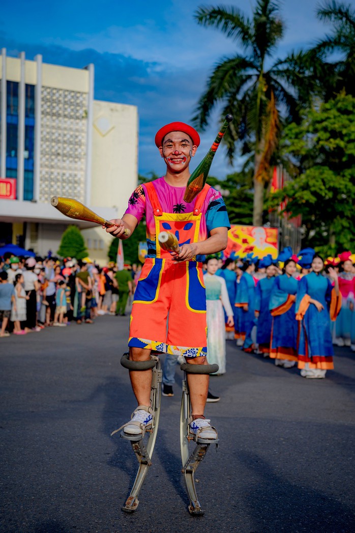 Lễ hội đường phố có gì mà làm Huế náo nhiệt đến vậy?- Ảnh 4. Lễ hội đường phố có gì mà làm Huế náo nhiệt đến vậy?- Ảnh 4.