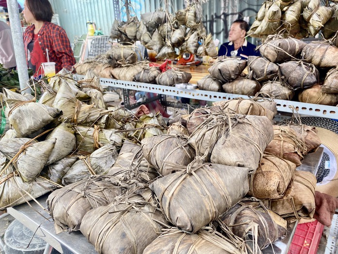 Chen chúc mua trái cây, bánh ú, thịt quay... cúng Tết Đoan Ngọ- Ảnh 3. Chen chúc mua trái cây, bánh ú, thịt quay... cúng Tết Đoan Ngọ- Ảnh 3.