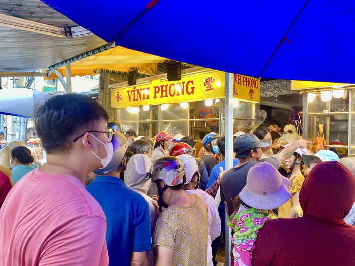 Chen chúc mua trái cây, bánh ú, thịt quay... cúng Tết Đoan Ngọ- Ảnh 4. Chen chúc mua trái cây, bánh ú, thịt quay... cúng Tết Đoan Ngọ- Ảnh 4.