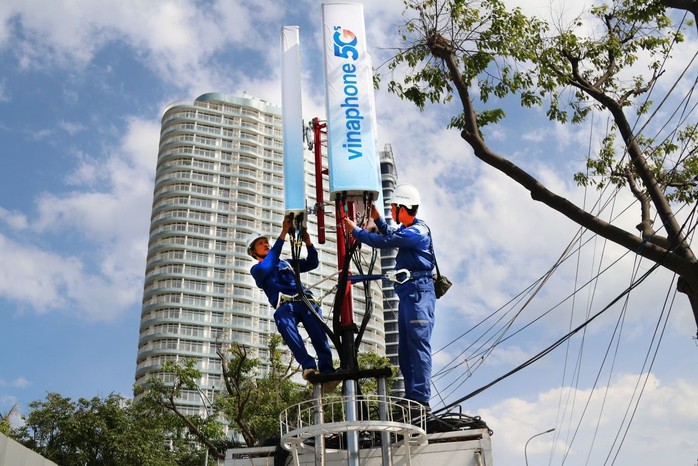 Công nhân kỹ thuật VNPT - VinaPhone lắp ráp ăng-ten phát sóng 5G phục vụ các dịp lễ hội.Ảnh: VNPT Công nhân kỹ thuật VNPT - VinaPhone lắp ráp ăng-ten phát sóng 5G phục vụ các dịp lễ hội.Ảnh: VNPT
