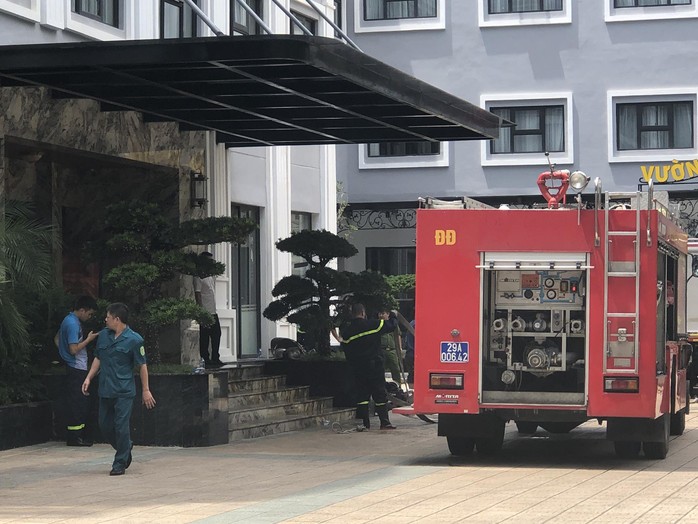 Cháy khách sạn, nhiều người chạy thoát thân- Ảnh 2. Cháy khách sạn, nhiều người chạy thoát thân- Ảnh 2.