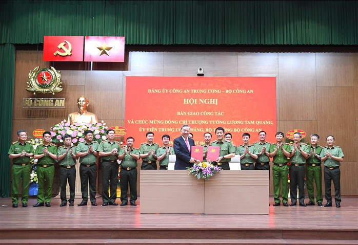 Chủ tịch nước Tô Lâm bàn giao chức năng, nhiệm vụ Bộ trưởng Bộ Công an- Ảnh 3. Chủ tịch nước Tô Lâm bàn giao chức năng, nhiệm vụ Bộ trưởng Bộ Công an- Ảnh 3.