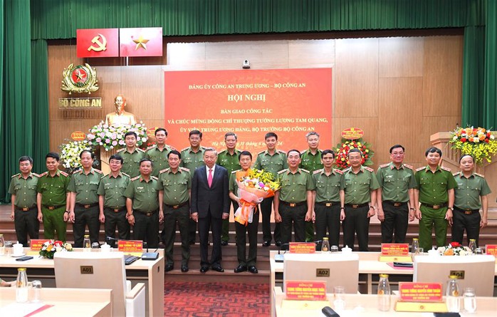 Chủ tịch nước Tô Lâm bàn giao chức năng, nhiệm vụ Bộ trưởng Bộ Công an- Ảnh 4. Chủ tịch nước Tô Lâm bàn giao chức năng, nhiệm vụ Bộ trưởng Bộ Công an- Ảnh 4.