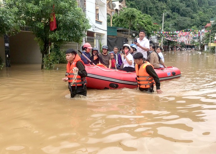 Các lực lượng chức năng ở tỉnh Hà Giang hỗ trợ dân di dời khỏi khu vực nguy hiểm.Ảnh: Biện Luân Các lực lượng chức năng ở tỉnh Hà Giang hỗ trợ dân di dời khỏi khu vực nguy hiểm.Ảnh: Biện Luân