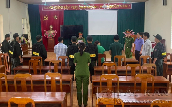 Bí thư, chủ tịch một xã cùng bị bắt- Ảnh 1. Bí thư, chủ tịch một xã cùng bị bắt- Ảnh 1.