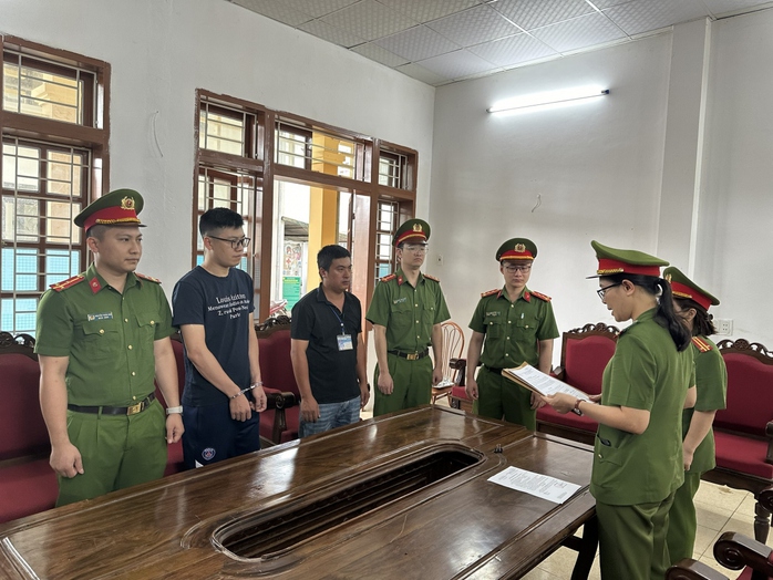 Làm thủ tục giải ngân, bị nhân viên ngân hàng chiếm đoạt hơn 1,3 tỉ đồng- Ảnh 1. Làm thủ tục giải ngân, bị nhân viên ngân hàng chiếm đoạt hơn 1,3 tỉ đồng- Ảnh 1.