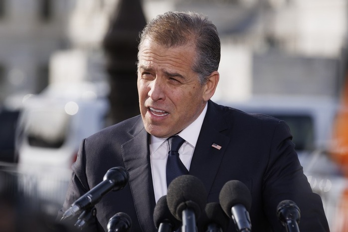 Ông Hunter Biden đối mặt 3 cáo buộc trọng tội bắt nguồn từ việc ông mua và sở hữu một khẩu súng lục ổ xoay vào năm 2018. Ảnh: Xinhua Ông Hunter Biden đối mặt 3 cáo buộc trọng tội bắt nguồn từ việc ông mua và sở hữu một khẩu súng lục ổ xoay vào năm 2018. Ảnh: Xinhua