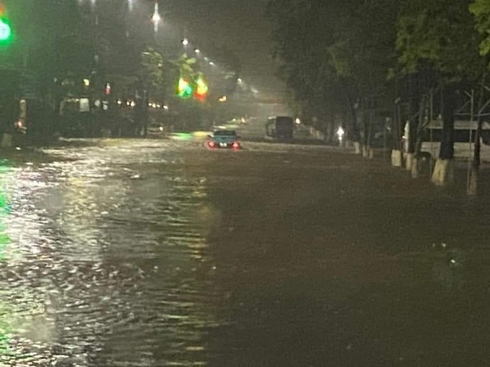 Nhiều tuyến phố ở Thái Nguyên ngập sâu, người dân bì bõm trong biển nước- Ảnh 3. Nhiều tuyến phố ở Thái Nguyên ngập sâu, người dân bì bõm trong biển nước- Ảnh 3.