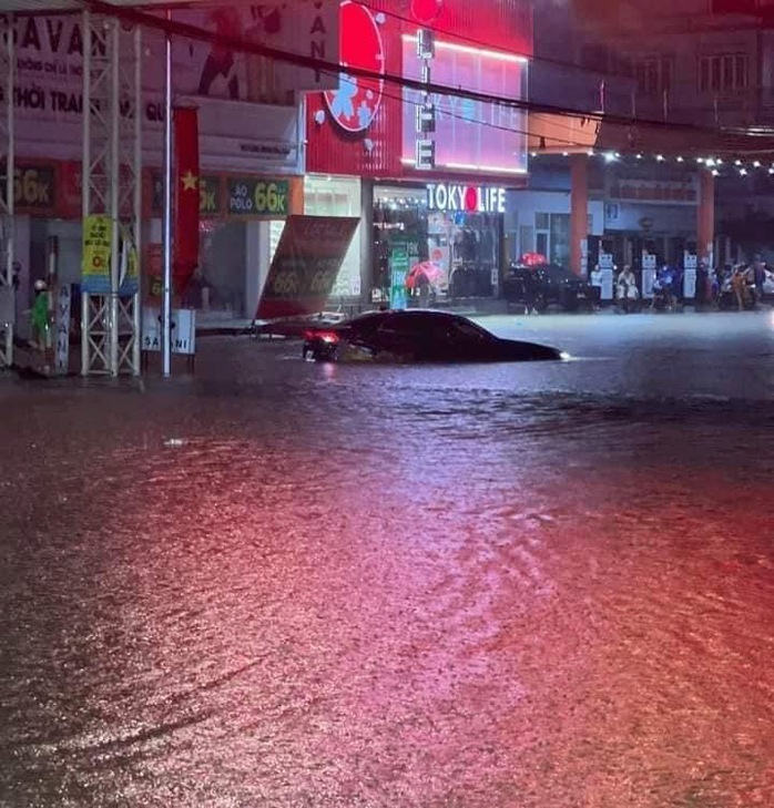Nhiều tuyến phố ở Thái Nguyên ngập sâu, người dân bì bõm trong biển nước- Ảnh 1. Nhiều tuyến phố ở Thái Nguyên ngập sâu, người dân bì bõm trong biển nước- Ảnh 1.