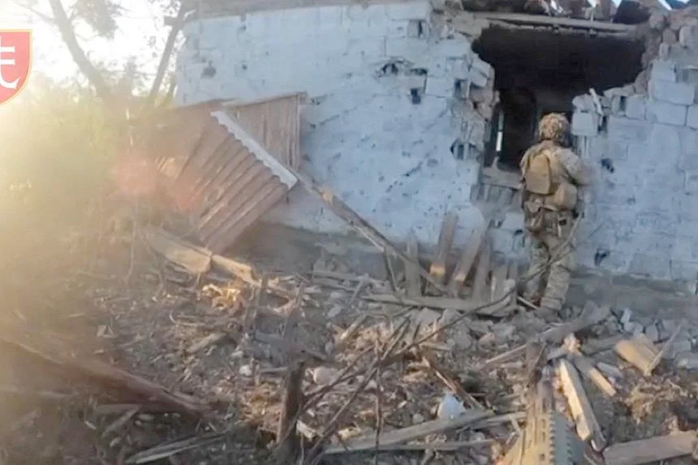 Các binh sĩ Ukraine làng Staromayorske thuộc vùng Donetsk hồi tháng 7-2023. Ảnh: REUTERS Các binh sĩ Ukraine làng Staromayorske thuộc vùng Donetsk hồi tháng 7-2023. Ảnh: REUTERS