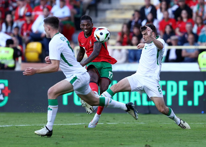 Ronaldo lập kỷ lục ghi bàn, Bồ Đào Nha thắng tưng bừng Ireland- Ảnh 4. Ronaldo lập kỷ lục ghi bàn, Bồ Đào Nha thắng tưng bừng Ireland- Ảnh 4.