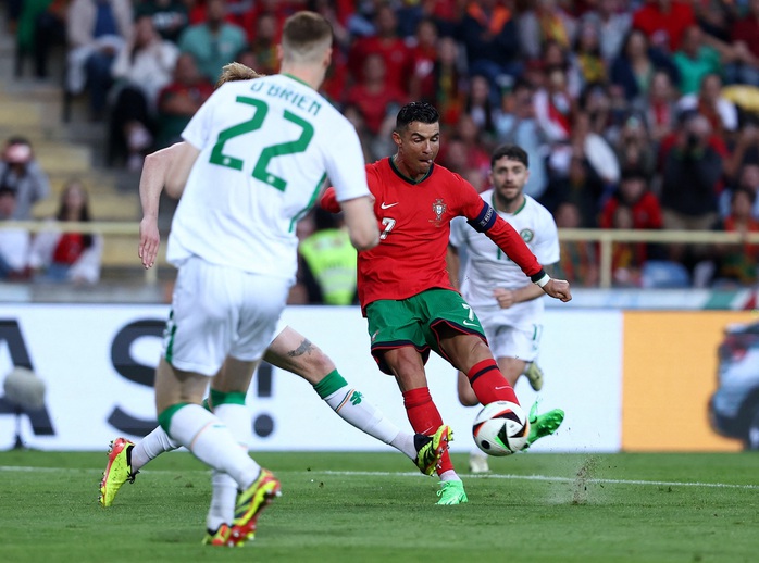 Ronaldo lập kỷ lục ghi bàn, Bồ Đào Nha thắng tưng bừng Ireland- Ảnh 5. Ronaldo lập kỷ lục ghi bàn, Bồ Đào Nha thắng tưng bừng Ireland- Ảnh 5.