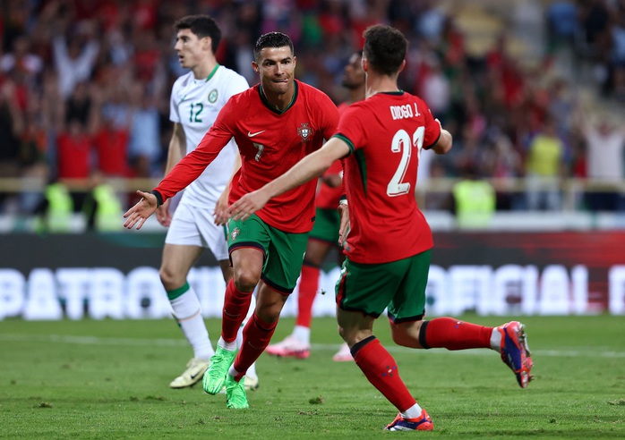 Ronaldo lập kỷ lục ghi bàn, Bồ Đào Nha thắng tưng bừng Ireland- Ảnh 6. Ronaldo lập kỷ lục ghi bàn, Bồ Đào Nha thắng tưng bừng Ireland- Ảnh 6.