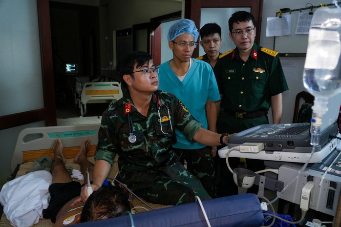 Chiến sĩ trên đảo hiến máu cứu người trong lúc chờ trực thăng đến cấp cứu- Ảnh 2. Chiến sĩ trên đảo hiến máu cứu người trong lúc chờ trực thăng đến cấp cứu- Ảnh 2.