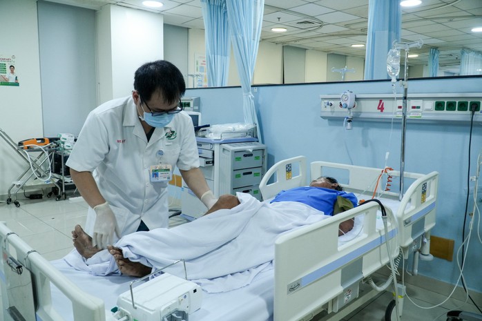 Chiến sĩ trên đảo hiến máu cứu người trong lúc chờ trực thăng đến cấp cứu- Ảnh 4. Chiến sĩ trên đảo hiến máu cứu người trong lúc chờ trực thăng đến cấp cứu- Ảnh 4.