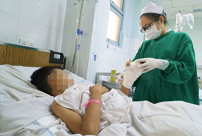 Trèo lên mái nhà lấy diều, bé trai bị điện giật- Ảnh 1. Trèo lên mái nhà lấy diều, bé trai bị điện giật- Ảnh 1.