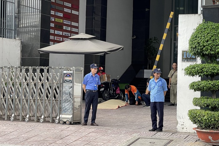 Tai nạn nghiêm trọng trên đường Nguyễn Xí- Ảnh 2. Tai nạn nghiêm trọng trên đường Nguyễn Xí- Ảnh 2.