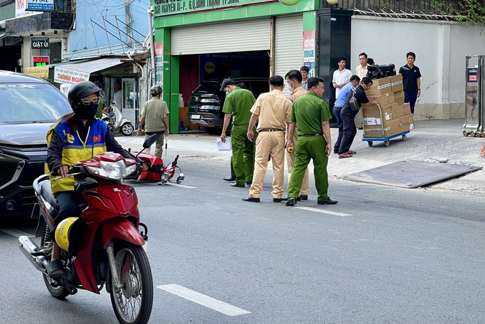 Tai nạn nghiêm trọng trên đường Nguyễn Xí- Ảnh 1. Tai nạn nghiêm trọng trên đường Nguyễn Xí- Ảnh 1.