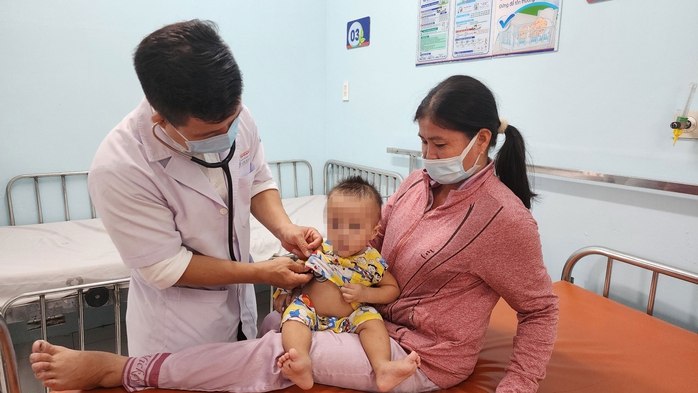 Bác sĩ Dư Tuấn Quy (Bệnh viện Nhi Đồng 1) thăm khám cho trẻ mắc bệnh sởi Bác sĩ Dư Tuấn Quy (Bệnh viện Nhi Đồng 1) thăm khám cho trẻ mắc bệnh sởi