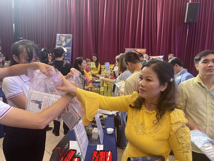 Doanh nghiệp không vững pháp lý dễ bị "cấm xuất cảnh" vì nợ thuế- Ảnh 1. Doanh nghiệp không vững pháp lý dễ bị "cấm xuất cảnh" vì nợ thuế- Ảnh 1.