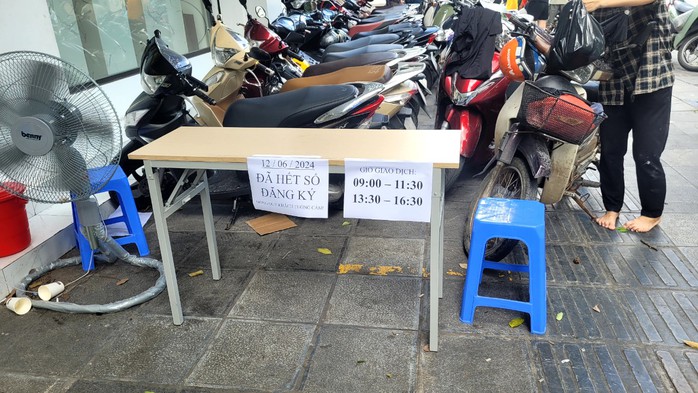 Người dân vẫn xếp hàng từ tờ mờ sáng, không ngủ trưa đi mua vàng miếng SJC- Ảnh 2. Người dân vẫn xếp hàng từ tờ mờ sáng, không ngủ trưa đi mua vàng miếng SJC- Ảnh 2.