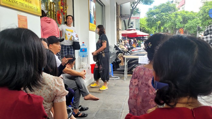 Người dân vẫn xếp hàng từ tờ mờ sáng, không ngủ trưa đi mua vàng miếng SJC- Ảnh 3. Người dân vẫn xếp hàng từ tờ mờ sáng, không ngủ trưa đi mua vàng miếng SJC- Ảnh 3.
