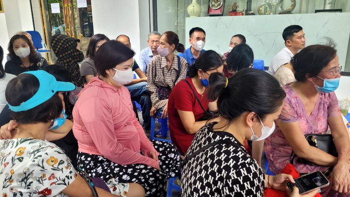 Người dân vẫn xếp hàng từ tờ mờ sáng, không ngủ trưa đi mua vàng miếng SJC- Ảnh 4. Người dân vẫn xếp hàng từ tờ mờ sáng, không ngủ trưa đi mua vàng miếng SJC- Ảnh 4.