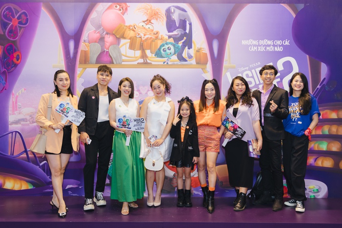 Hai con gái Quyền Linh duyên dáng thảm đỏ- Ảnh 7. Hai con gái Quyền Linh duyên dáng thảm đỏ- Ảnh 7.