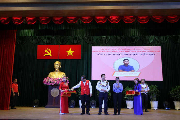 Phó Bí thư Thường trực Thành ủy TP HCM Nguyễn Hồ Hải cùng hàng ngàn người hiến máu- Ảnh 3. Phó Bí thư Thường trực Thành ủy TP HCM Nguyễn Hồ Hải cùng hàng ngàn người hiến máu- Ảnh 3.