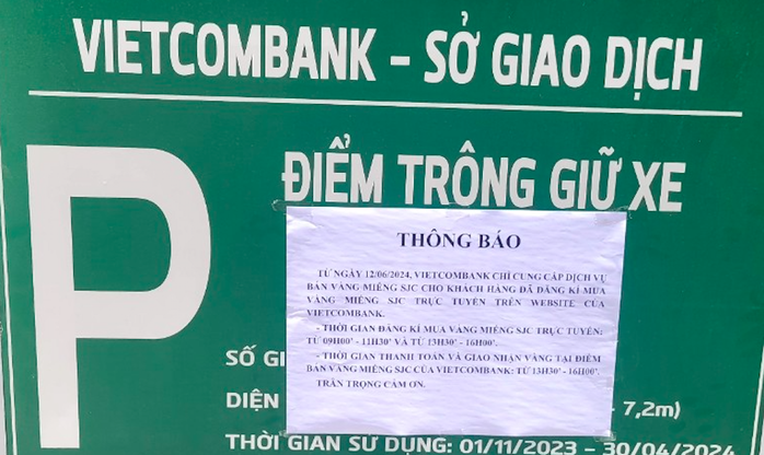Người dân vẫn xếp hàng từ tờ mờ sáng, không ngủ trưa đi mua vàng miếng SJC- Ảnh 5. Người dân vẫn xếp hàng từ tờ mờ sáng, không ngủ trưa đi mua vàng miếng SJC- Ảnh 5.