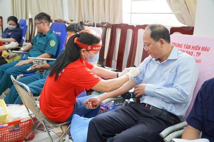 Phó Bí thư Thường trực Thành ủy TP HCM Nguyễn Hồ Hải cùng hàng ngàn người hiến máu- Ảnh 1. Phó Bí thư Thường trực Thành ủy TP HCM Nguyễn Hồ Hải cùng hàng ngàn người hiến máu- Ảnh 1.