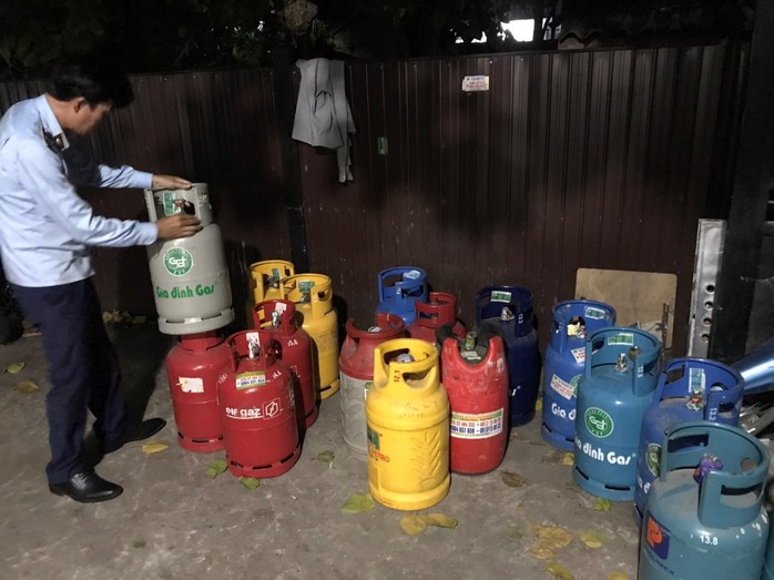 QLTT TP HCM tạm giữ gần 100 bình gas không rõ nguồn gốc- Ảnh 1. QLTT TP HCM tạm giữ gần 100 bình gas không rõ nguồn gốc- Ảnh 1.