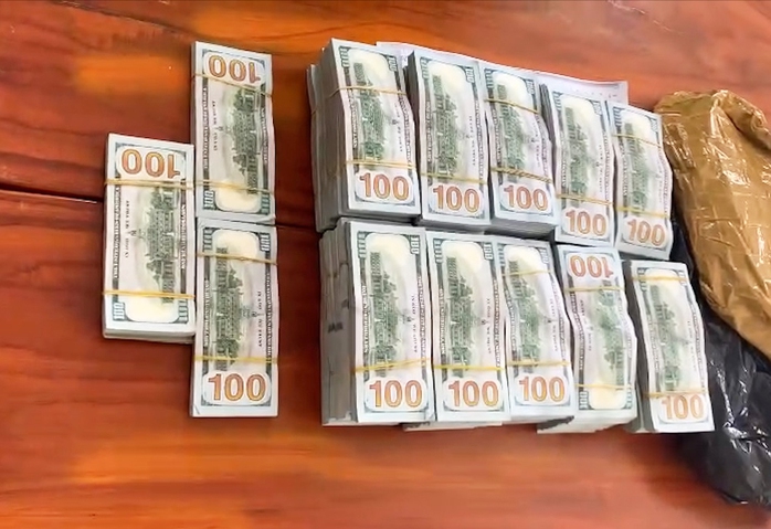 Bắt quả tang đối tượng chở hơn 530.000 USD qua biên giới- Ảnh 2. Bắt quả tang đối tượng chở hơn 530.000 USD qua biên giới- Ảnh 2.