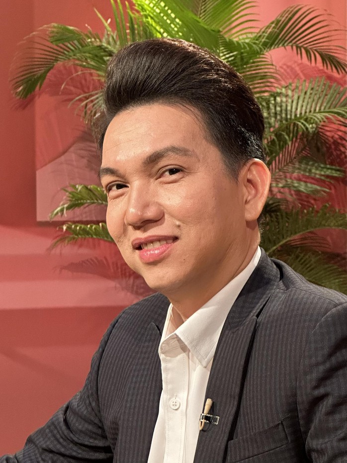 "Chuông vàng vọng cổ 2014" Nguyễn Minh Trường lần đầu ngồi "ghế nóng"- Ảnh 2. "Chuông vàng vọng cổ 2014" Nguyễn Minh Trường lần đầu ngồi "ghế nóng"- Ảnh 2.