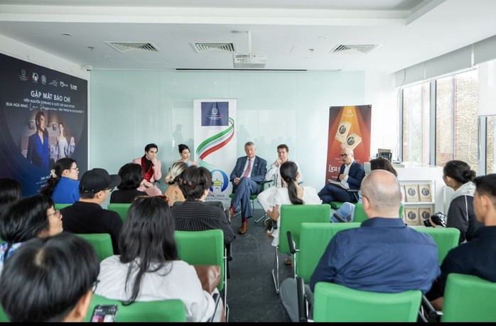 Giải nhất thính phòng Quốc Đạt lập cú nổ lớn- Ảnh 4. Giải nhất thính phòng Quốc Đạt lập cú nổ lớn- Ảnh 4.