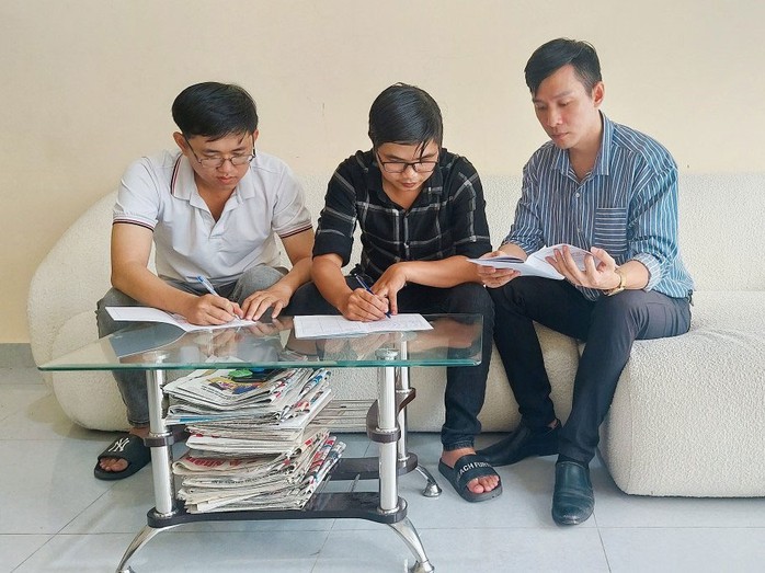 Anh Nguyễn Trọng Nhân (giữa) hướng dẫn các quần chúng ưu tú viết lý lịch xin vào Đảng Anh Nguyễn Trọng Nhân (giữa) hướng dẫn các quần chúng ưu tú viết lý lịch xin vào Đảng