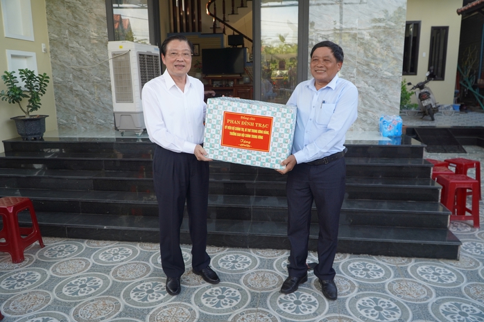 Ông Phan Đình Trạc thăm 3 Ông Phan Đình Trạc thăm 3