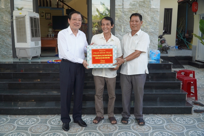 Ông Phan Đình Trạc thăm 3 Ông Phan Đình Trạc thăm 3